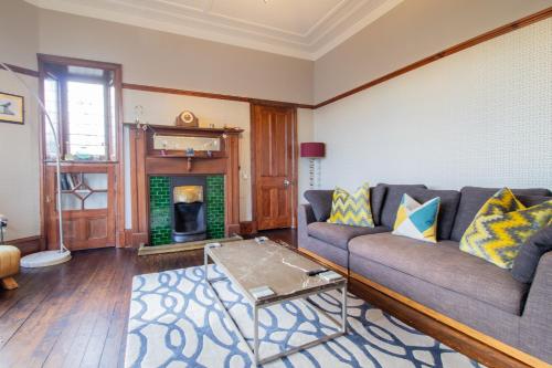 Pass the Keys Beautiful, traditional 2 bed flat w free parking