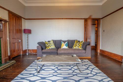 Pass the Keys Beautiful, traditional 2 bed flat w free parking