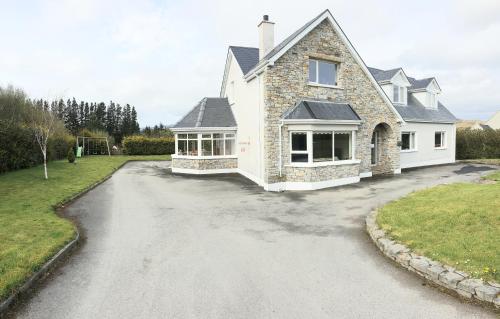 Large Buncrana Holiday Home - 2min drive to Beach