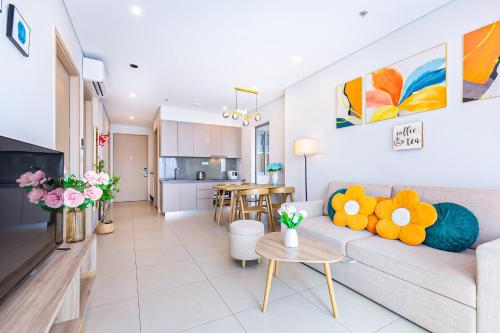 Three-Bedroom Apartment with Sea View image 3