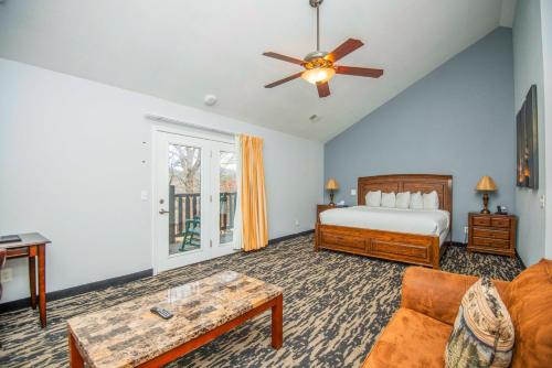 Cades Cove 1BDR Suite w/ Balcony