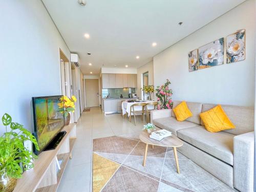 Three-Bedroom Apartment with Sea View image 1