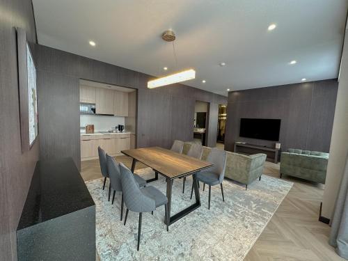 ห้องส่วนกลางสำหรับนั่งเล่น/ดูทีวี, Resident City Hotel in เขตอัลมาลี