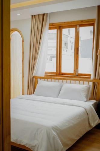 Queen Room with Balcony image 4