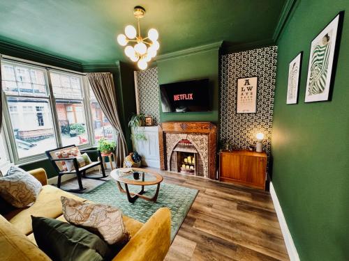 3 Bed House, Sleeps 7, Free Parking, City Luxury, Central, Perfect for Contractors & Families! – khách sạn tại Braunstone Park & Rowley Fields