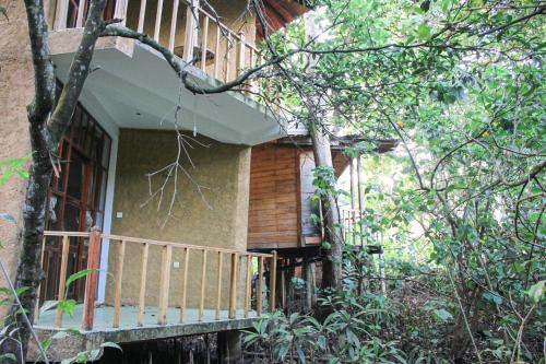 Seasons Four Jungle Treehouse - image 5