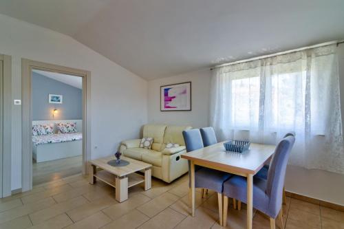 MT SUN 115 App 2 by Aneo Travel in Selce