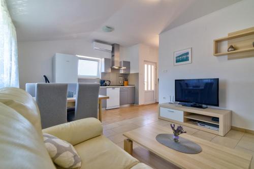 MT SUN 115 App 2 by Aneo Travel in Selce