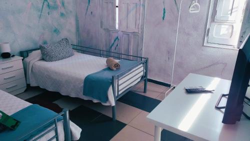 Twin Room with Shared Bathroom image 3