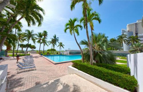 Directly on the Beach with Pool & Ocean View in Miami Beach, USA