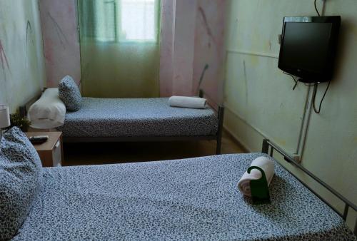 Twin Room with Shared Bathroom image 2