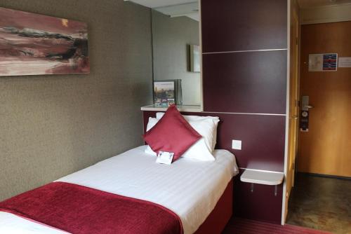 Pendulum Hotel - image 11