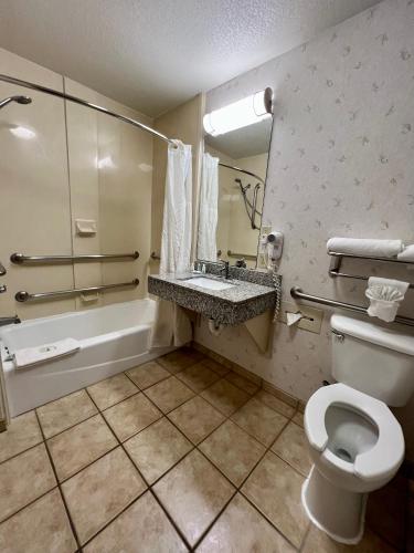Quality Inn & Suites Near University - image 8