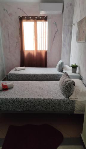 Twin Room with Shared Bathroom image 1