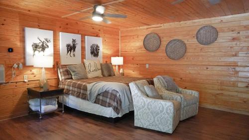 Shady Woods 4 Bedroom Walk to Downtown Hottub in Gatlinburg, USA