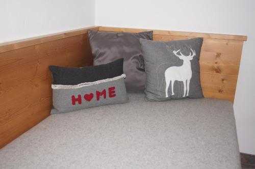 2 bedrooms, 3 beds