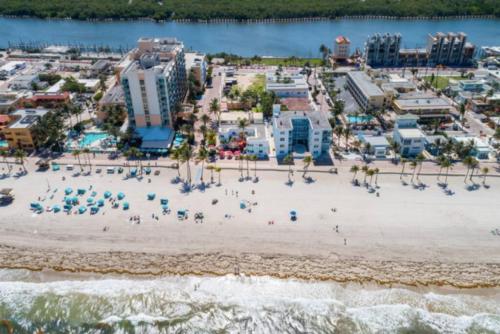 Walkabout 5 Retro Hotel on the beach with live music and a bar