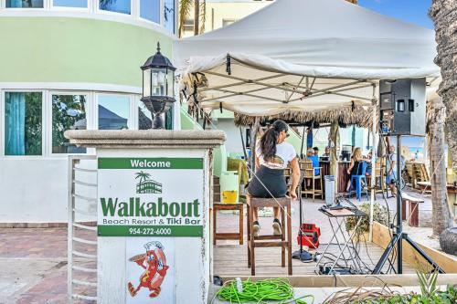 Walkabout 5 Retro Hotel on the beach with live music and a bar