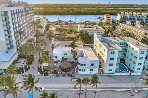 Walkabout 5 Retro Hotel on the beach with live music and a bar