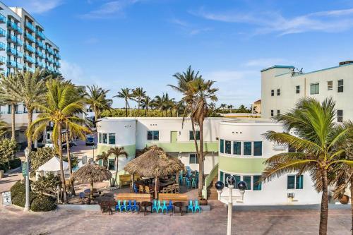 Walkabout 5 Retro Hotel on the beach with live music and a bar