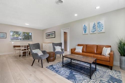 Unit 1 Cozy Updated 1 bedroom with 70 inch smart TV in Fort Lauderdale, USA