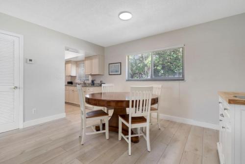 Unit 1 Cozy Updated 1 bedroom with 70 inch smart TV in Fort Lauderdale, USA