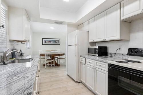 Unit 1 Cozy Updated 1 bedroom with 70 inch smart TV in Fort Lauderdale, USA