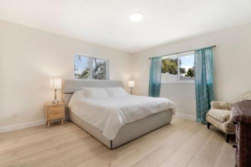 Unit 1 Cozy Updated 1 bedroom with 70 inch smart TV in Fort Lauderdale, USA