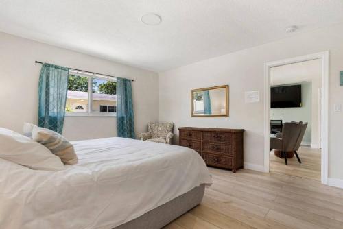 Unit 1 Cozy Updated 1 bedroom with 70 inch smart TV in Fort Lauderdale, USA