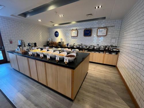 Food and beverages, Holiday Inn Express London - Epsom Downs in Greater London South West