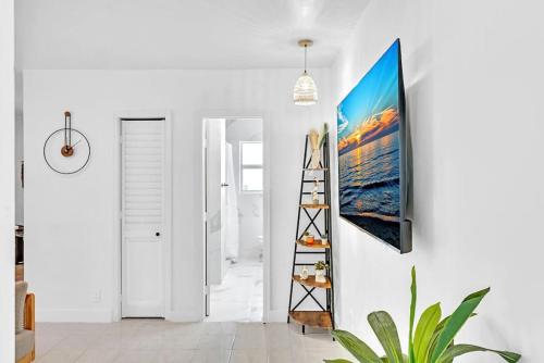 Vibrant Studio Downtown in Hollywood, USA