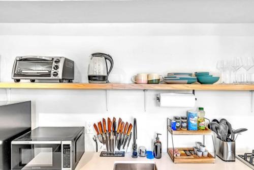 Vibrant Studio Downtown in Hollywood, USA