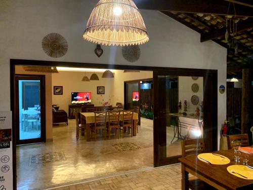 Общ салон/телевизионна зона, Vila Sol Chalés (Vila Sol Chales) in Tatuamunha