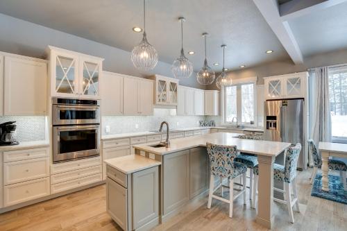 Ride to Sturgis! Modern Group Lodge w/ Hot Tub · Lead