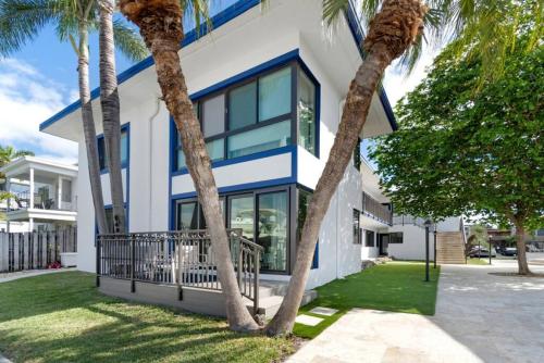 Charming Waterfront Cottage in Fort Lauderdale, USA