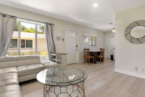 Unit 5 Updated 2 Bedroom apartment Downtown Ft Lauderdale in Fort Lauderdale, USA
