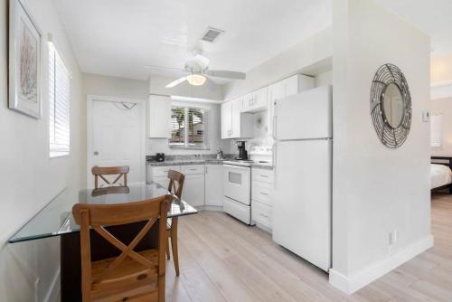 Unit 5 Updated 2 Bedroom apartment Downtown Ft Lauderdale in Fort Lauderdale, USA