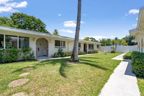 Unit 5 Updated 2 Bedroom apartment Downtown Ft Lauderdale in Fort Lauderdale, USA