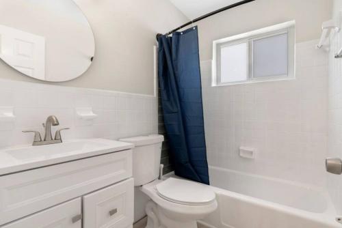 Unit 5 Updated 2 Bedroom apartment Downtown Ft Lauderdale in Fort Lauderdale, USA