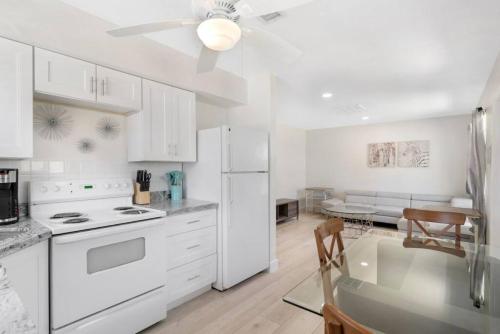 Unit 5 Updated 2 Bedroom apartment Downtown Ft Lauderdale in Fort Lauderdale, USA