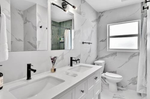 Downtown studio with smart tvs in Hollywood, USA