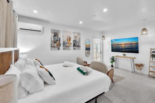 Downtown studio with smart tvs in Hollywood, USA