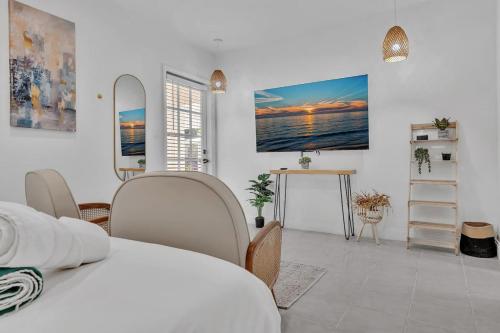 Downtown studio with smart tvs in Hollywood, USA