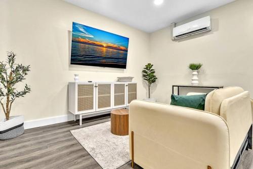 Renovated 1-Bed Oasis with Pool in Hallandale Beach, USA