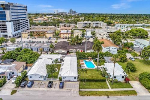 Renovated 1-Bed Oasis with Pool in Hallandale Beach, USA