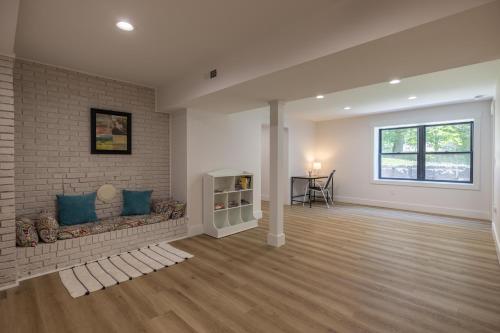 Mid-century Modern Impeccable Remodel with Hot Tub in Asheville, USA