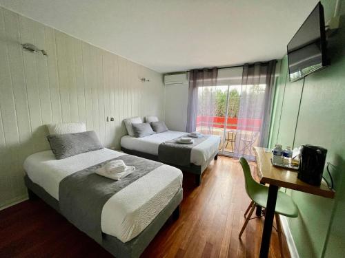 1 queen bed, 1 twin bed