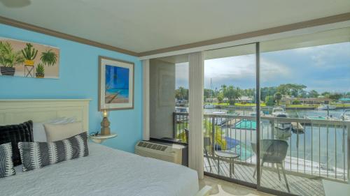 ALL-NEW Waterfront with Balcony,Pool,Tiki Bar,Gym in Sarasota, USA