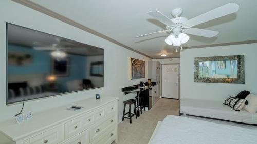 ALL-NEW Waterfront with Balcony,Pool,Tiki Bar,Gym in Sarasota, USA