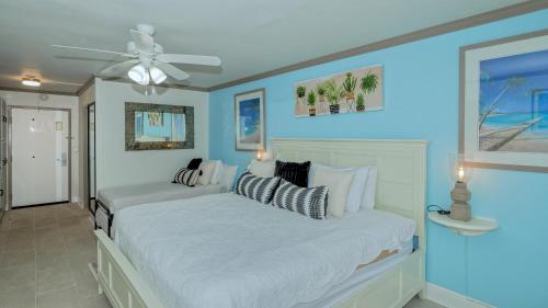 ALL-NEW Waterfront with Balcony,Pool,Tiki Bar,Gym in Sarasota, USA